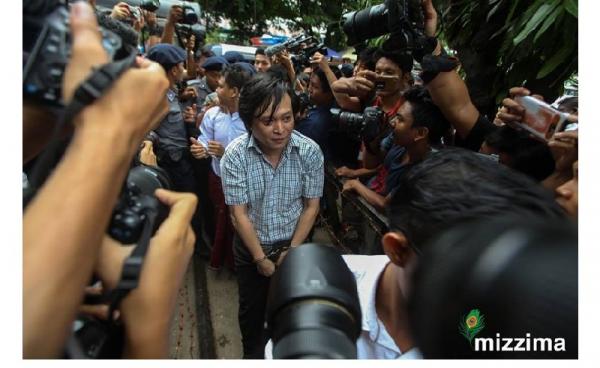 Managing editor of Eleven media Nari Min (C) at Tamwe township courts on 10 October 2018. Photo: Thura/Mizzima