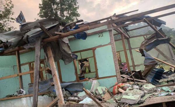 TNLA ထိန်းချုပ် မန်တုံမြို့ အောင်ချမ်းသာရပ်ကွက်ထဲ စစ်ကောင်စီတပ် လေကြောင်းဗုံးကြဲပြီးနောက် ထိခိုက်ပျက်စီးမှု။ (ဓာတ်ပုံ – ဒေသခံ)