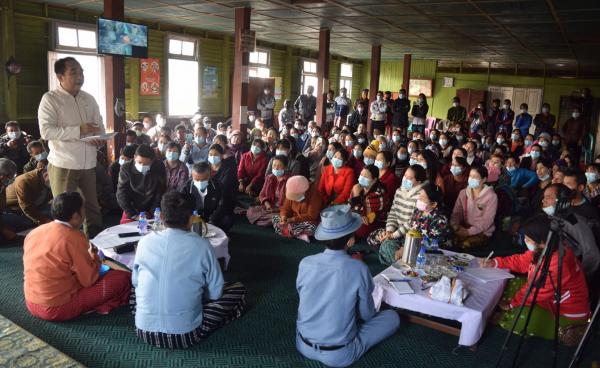  Photo Caption: လွှတ်တော်ကိုယ်စားလှယ်၊ စည်ပင်သာယာရေးအဖွဲ့၊ စျေးကော်မတီနှင့် စျေးသူစျေးသားများ တွေ့ဆုံဆွေးနွေးနေကြစဥ်။