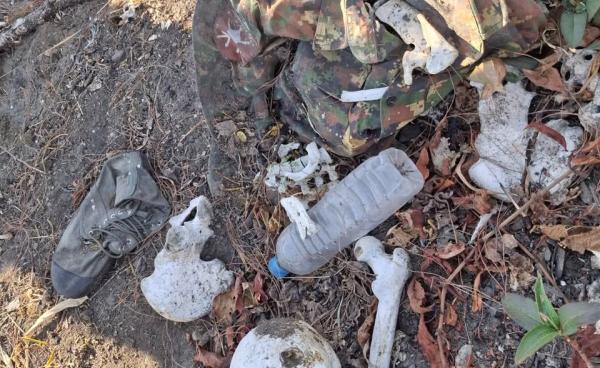 မတူပီမြို့သိမ်းတိုက်ပွဲမှ စခန်းစွန့်ခွာထွက်ပြေးသည့် စစ်ကောင်စီတပ်ဖွဲ့ဝင်နှင့် ၎င်းတို့ မိသားစုဝင်များ၏ အရိုးစုများ။ Photo Credit: (မင်းတပ်မြို့နယ် စစ်ဘေးရှောင်စခန်းများ စီမံခန့်ခွဲ့ရေးကော်မတီမှ ကိုလောရင့်စ်)