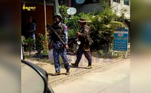 မောင်တောတွင် ထွက်ပြေးသွားသည့် နယ်ခြားစောင့်တပ်ဖွဲ့ဝင်များအား လိုက်လံရှာဖွေနေစဉ်။