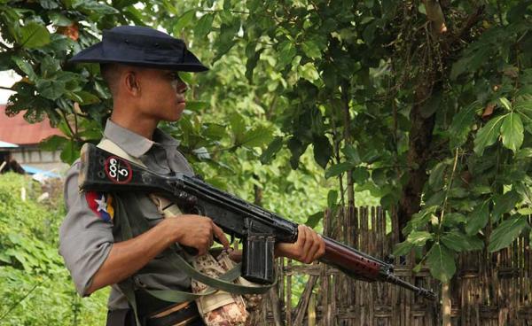 ရခိုင်မြောက်ပိုင်း မောင်တောမြို့နယ် ရွှေစာကျေးရွာ၌ လုံခြုံရေးယူထားသော မြန်မာနိုင်ငံရဲတပ်ဖွဲ့ဝင်တစ်ဦးအား ၂၀၁၇ ခုနှစ် စက်တင်ဘာလ ၆ ရက်နေ့က တွေ့မြင်ရစဉ်။ (ဓာတ်ပုံ - AP)
