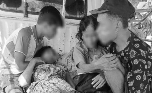 လက်နက်ကြီးကျည် ထိမှန်မှုကြောင့် ထိခိုက်ဒဏ်ရာရရှိသွားသူများကို တွေ့ရစဉ်။ ဓာတ်ပုံ- ပေးပို့