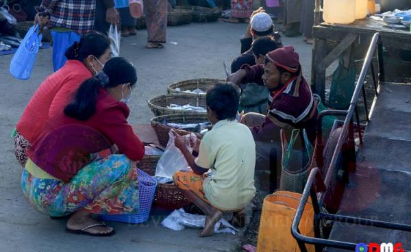 မောင်တောမြိုတွင် နှစ်ဖက်အသိုင်းအဝိုင်းကြား ဈေးရောင်းဈေးဝယ်နေမှုကို ၂၀၁၉ ခုနှစ်အတွင်းက တွေ့ရစဉ်။