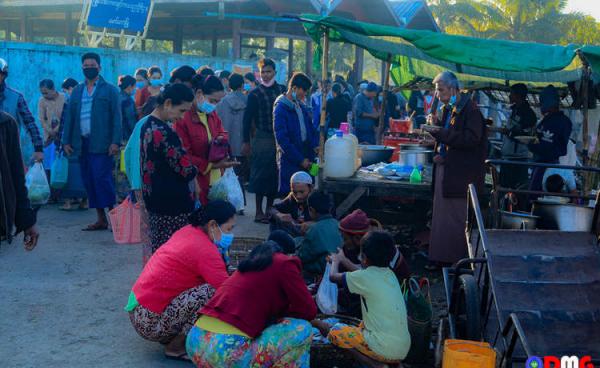 မောင်တောမြို့မှ ဈေးတစ်ခုအား တွေ့ရစဉ်။