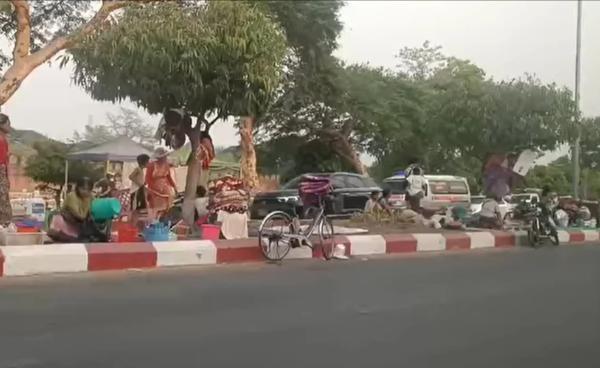 ပုံအညွှန်း - မန္တလေးမြို့ ငလျင်ဘေးသင့်သူများ လမ်းမဘေးတွင် နေထိုင်နေရ။