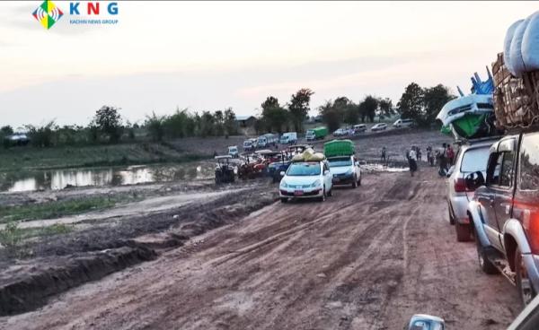 မြစ်ကြီးနား - မန္တလေးကားလမ်းမကြီး ကွင်းလမ်းကနေ သွားလာနေတဲ့ မြင်ကွင်း။