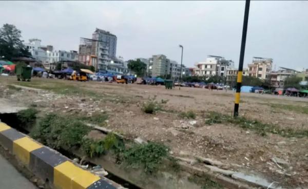 မန္တလေးမှာ ငလျင်ဒဏ်ကြုံတွေ့ရတဲ့ ပြည်သူများ လမ်းမကြီးပေါ်တွေမှာ နေထိုင်ကြတဲ့မြင်ကွင်း။