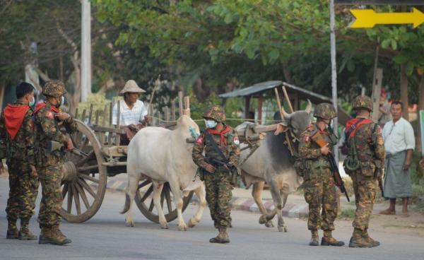 ၂၀၂၁ ခုနှစ် ဖေဖော်ဝါရီလက မန္တလေးတိုင်းတနေရာရှိ လမ်းပေါ်တွင် စစ်ကောင်စီတပ်သားများ စစ်ဆေးမှုများ ပြုလုပ်နေပုံ (ဓါတ်ပုံ-AFP)