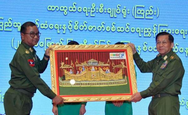 စစ်ကောင်စီအာဘော် မြဝတီရုပ်သံ ၂၈ နှစ်ပြည့်အခမ်းအနားတွင် တွေ့ရသော စစ်ခေါင်းဆောင် ဗိုလ်ချုပ်မှူးကြီး မင်းအောင်လှိုင်နှင့် ဗိုလ်ချုပ် ဇော်မင်းထွန်း။ (ဓာတ်ပုံ - cincds)