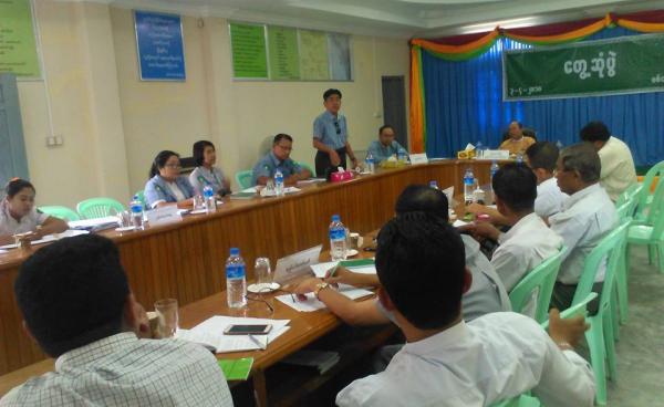  စည်ပင်ဝန်ကြီး ဦးဝင်းမြင့်နှင့် ပြည်နယ်လွှတ်တော်ကိုယ်စားလှယ်၊ စစ်တွေမြို့မိမြို့ဖ၊ စည်ပင်ကော်မတီ၏ တာဝန်ရှိသူတို့ မေ ၄ ရက်နေ့တွင် တွေ့ဆုံစဉ် (ဓါတ်ပုံ - Hnin Hnin Yee/Facebook)