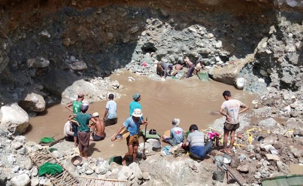 Photo - Ayeyarwaddy (မန္တလေးက ရွှေလုပ်ကွက်တစ်ချို့)