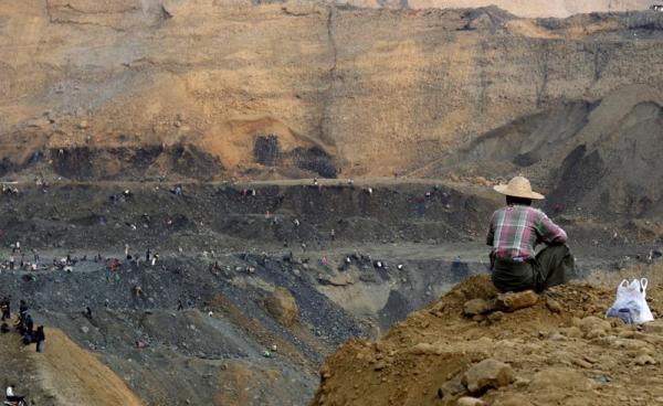 Miners search for jade stone near the heavy earth-excavators at the Hpa Kant jade mining area, Kachin State, northern Myanmar, 25 February 2017. Photo: La Min Tun/EPA