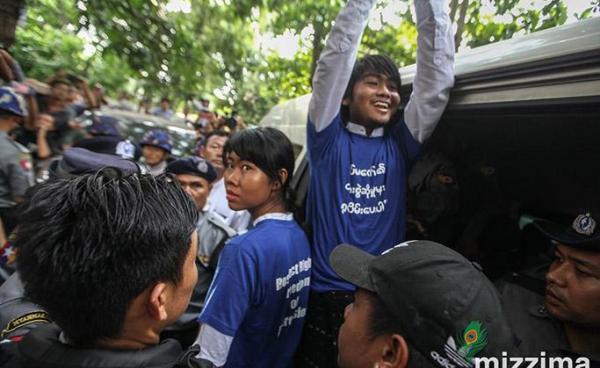 ဒေါင်းတို့မျိုးဆက် သံချပ်အဖွဲ့ဝင် ၅ ဦးကို မေလ ၂၂ ရက်နေ့က ရန်ကုန်မြို့၊ မရမ်းကုန်းမြို့နယ်တရားရုံး၌ ၄ ကြိမ်မြောက် ရုံးထုတ်တွင် တွေ့မြင်ရစဉ်။ ဓာတ်ပုံ-သူရ/မဇ္ဈိမ