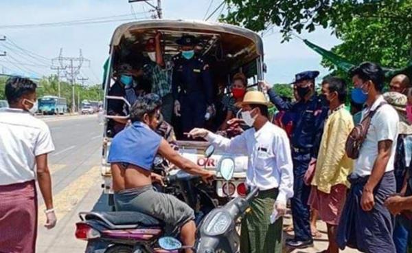 လှိုင်သာယာမြို့နယ်တွင် Mask မတပ်သူများကို ဖမ်းဆီးအရေးယူနေစဉ်။