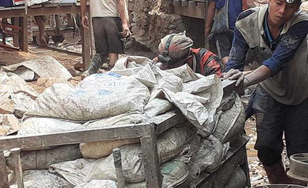 မော်ချီးကျေးရွာ အုပ်စု လိုခါးလို ကျေးရွာအတွင်းရှိ ကဘ ၃၂ တွင် အလုပ်သမားနှစ်ဦး မြေစာလှည်းတွန်းနေစဉ်။