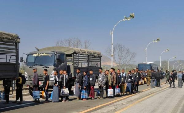 68 Karenni prisoners who escaped from Mae Sae Prison were handed over to Myanmar by the Thai military on January 26 at the Myawaddy-Mae Sot Friendship Bridge No. (2). 