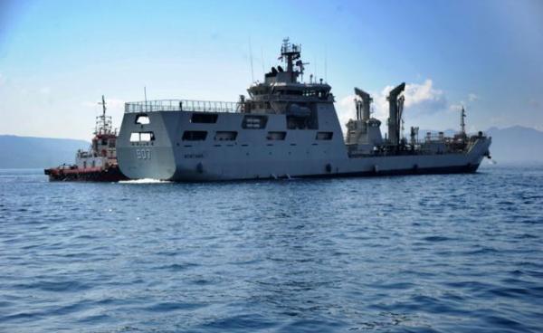The Indonesian Navy patrol boat KRI Bontang (907) arrives at a naval base in Banyuwangi, East Java province on April 26, 2021, after an Indonesian submarine that disappeared last week had been found in pieces on the seafloor with all 53 crew aboard killed. Photo: AFP