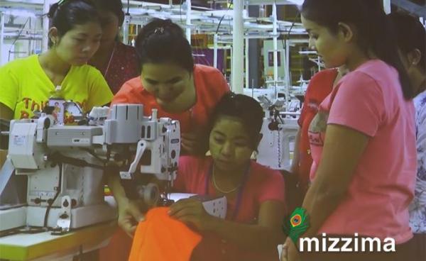 လုပ်ငန်းခွင်အတွင်းက အထည်ချုပ်အလုပ်သမား အမျိုးသမီးတစ်စု(ပုံ-မဇ္ဈိမ)