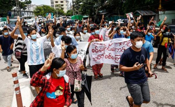 Protesters make the three-finger salute as they take part in a demonstration against the military coup and mark the birthday of Myanmar's detained civilian leader Aung San Suu Kyi in Yangon on June 19, 2021. Photo: AFP