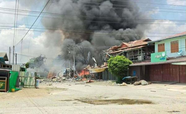 မှော်စီစာနှင့် ကုဋေလမ်းဆုံတွင် လေယာဉ်ဗုံးကျရောက်ပေါက်ကွဲစဉ်။ (Credit)