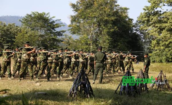 ဓာတ်ပုံ - ရခိုင်တွင် စပါးများကို ထုပ်ပိုးသယ်ယူနေကြသည်ကို ၂ဝ၂၆ ခုနှစ်၊ ဖေဖော်ဝါရီလ ၄ ရက်က တွေ့ရစဉ်။