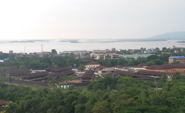 မော်လမြိုင်အကျဉ်းထောင်ကို တောင်ပေါ်တန်းမှမြင်ရပုံ(photo: MNA)