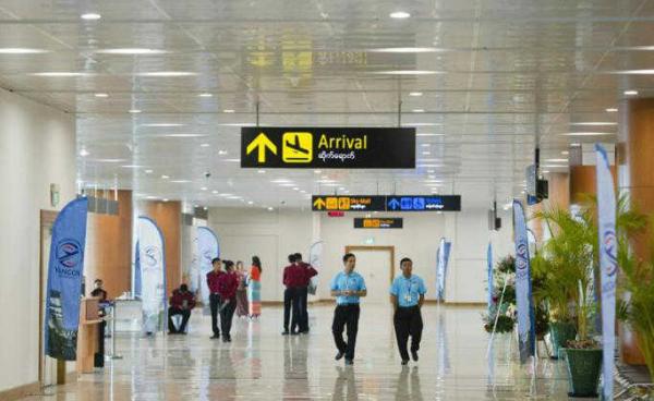 ရန်ကုန်လေဆိပ်အတွင်း သွားလာနေသူများ (Photo- AFP)