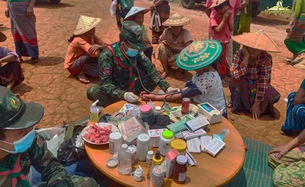 ကိုဗစ်-၁၉ ကာကွယ်ရေး ကျန်းမာရေးစစ်ဆေးမှုလုပ်နေသည့် RCSS တပ်ဖွဲ့ဝင်(ပုံ-Tai freedom)