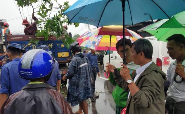 ချောင်းဆုံမြို့လေဘေးဒဏ်ခံရသည့်နေရာများအား ကူညီရှင်းလင်းနေစဉ်(Ptoto- Naiaung Naing)