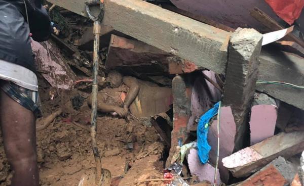 မြေကြီးနှင့်အဆောက်အဦတွင် ပိမိသေဆုံးနေသော မိခင်နှင့် ခလေး (myanmar rescue organization - hpa an)