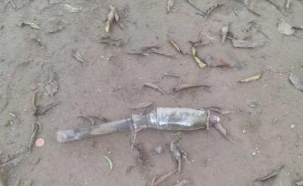 မွန်ပြည်သစ်တပ်ခွဲရုံး၌ ပစ်ပြီးမပေါက်ကွဲသည့် RPG ဗုံးသီးတစ်လုံးကျန်ခဲ့ပုံ(MNA)