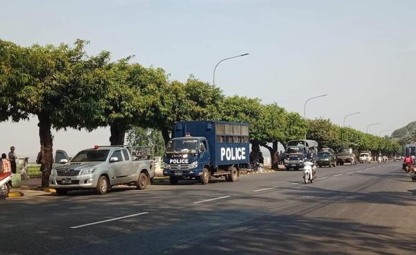 မော်လမြိုင် ကမ်းနားလမ်းတွင် လုံခြုံရေးကားတန်းကို မြင်ခဲ့ရပုံ (MNA)