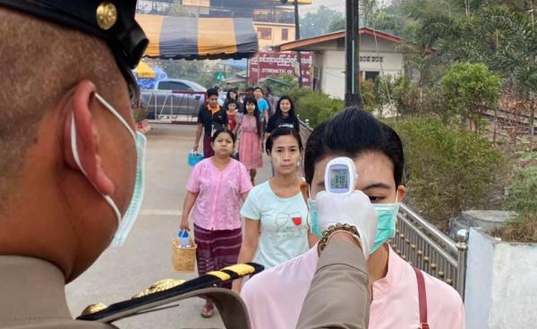 ဘုရားသုံးဆူနယ်စပ်ဂိတ်တွင် အပူချိန်တိုင်းတာနေစဉ်(Facebook)