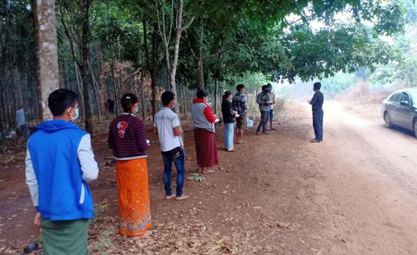 Photo- ထိုင်းပြန် ၈ ဦးကို ဘုရားသုံးဆူပရဟိတအသင်းမှ အကူအညီများ သွားရောက်ပေးအပ်စဉ် (အောင်စိုး)