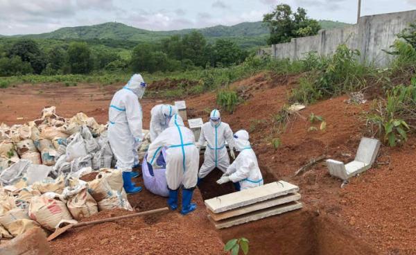 Covid-19 ရောဂါကြောင့် ကွယ်လွန်သွားသူ ဟိန္ဒူဘာသာဝင်တစ်ဦးအား လူမှုအဖွဲ့အစည်းက သဂြိုလ်ပေးနေစဉ် (FB: ဇင်မိုး)