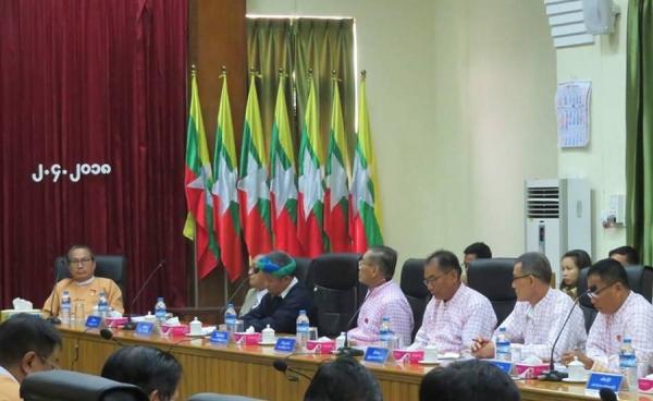 NMSP ခေါင်းဆောင်များ(ဘယ်အစွန် ၄ ဦး) အမျိုးသားအဆင့် နိုင်ငံရေးဆွေးနွေးပွဲဆိုင်ရာ ညှိနှိုင်းအစည်းအဝေးသို့ တက်ရောက်ခဲ့စဉ်(photo: နိုင်ငံတော်၏အတိုင်ပင်ခံပုဂ္ဂိုလ်ရုံး)