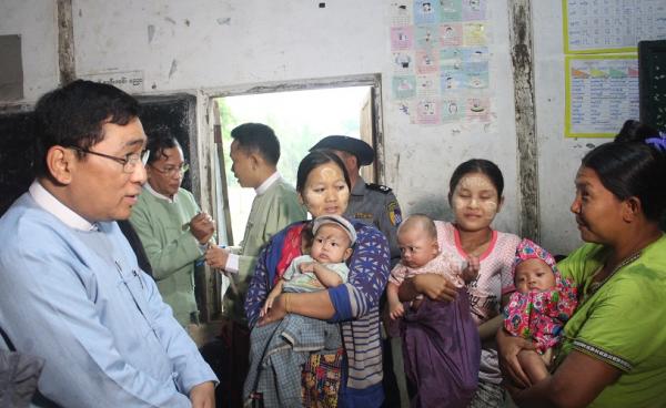 ပြည်ထောင်စုဝန်ကြီး ဒေါက်တာဝင်းမြတ်အေး သထုံမြို့နယ် ရေဘေးသင့်ပြည်သူများနှင့် တွေ့ဆုံအားပေးစကားပြောကြားစဉ် (photo:MNA)