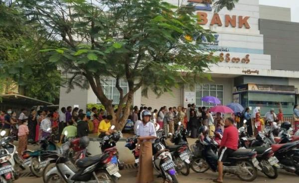 မော်လမြိုင်မြို့ရှိ ပုဂ္ဂလိကဘဏ်ခွဲတစ်ခုတွင် ငွေလာထုတ်သူများ