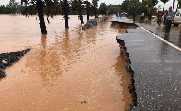 Photo- ဝယ်ဝင်ကရာတံတားအနီး နိုင်လွန်ကတ္တရာ မြေသားပဲ့ကျနေပုံ(Lucky Lucky Man)