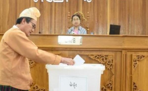 Mon State Chief Minister U Aye Zan casts his vote (Photo – Mon State Hluttaw)