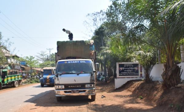 Seized chicken have been temporary kept in front of the police station (Photo – MNA)