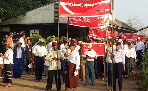 စစ်တောင်းစက္ကူစက်ဝန်ထမ်းများ ဆန္ဒထုတ်ဖော်စဉ်(photo: MNA)