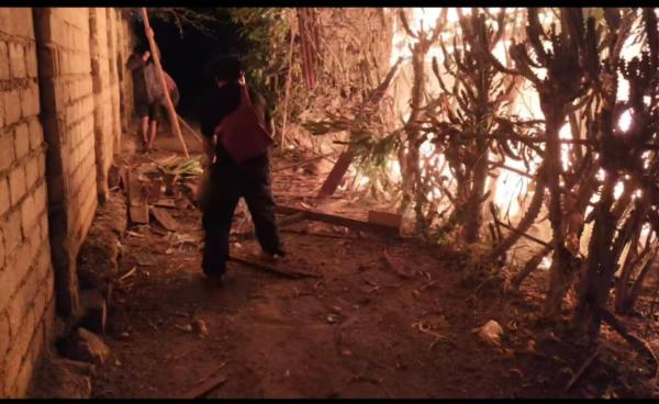 မီးလောင်သွားတဲ့အိမ်ကို ငြိမ်းဖို့ကြိုးစားနေတဲ့ ဒေသခံတစ်ဦးကို ဖေဖော်၀ါရီလ ၅ ရက်နေ့ ညမှာ တွေ့ရစဥ်။ (ဓါတ်ပုံ - ဒေသခံ)