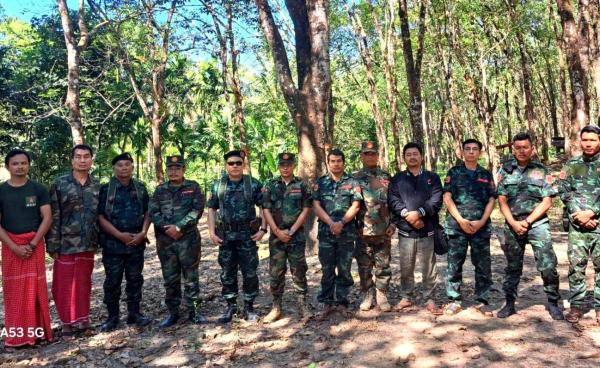 ဒီဇင်ဘာ ၁၈ ရက်နေ့တွင် တော်လှန်ရေးနယ်မြေတနေရာ၌ ကျင်းပသည့် စစ်ရေးဆိုင်ရာ ပူးပေါင်းဆောင်ရွက်ရေးအစည်းအဝေးတွင် ပါဝင်သူများ