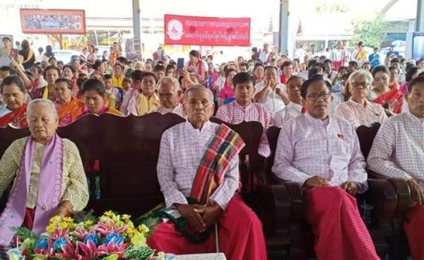 (၇၃) ကြိမ်မြောက် မွန်အမျိုးသားနေ့ ထိုင်းနိုင်ငံအခမ်းအနားသို့ မွန်ပြည်သစ်ပါတီဥက္ကဌ နိုင်ဟံသာ တက်ရောက်စဉ် (ယာမှဝဲ ဒုတိယလူ- မှတ်တမ်းပုံ)