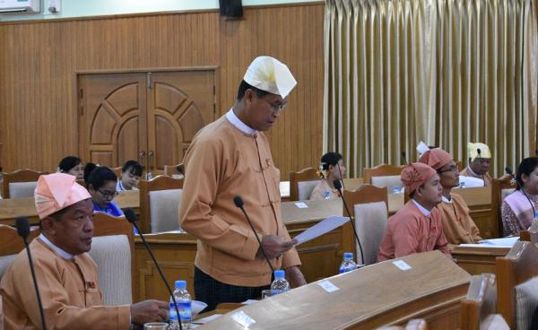 မွန်ပြည်နယ်အစိုးရအဖွဲ့ ဆောက်လုပ်ရေးနှင့် စည်ပင်သာယာရေးဝန်ကြီး ဦးမင်းကျော်လွင်(ဓါတ်ပုံ - မွန်လွှတ်တော်)