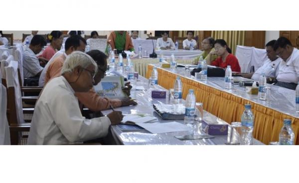 NSDP အစီရင်ခံစာ မွန်ပြည်နယ်လွှတ်တော်သို့တင်သွင်းစဉ်(Photo: မွန်လွှတ်တော်)