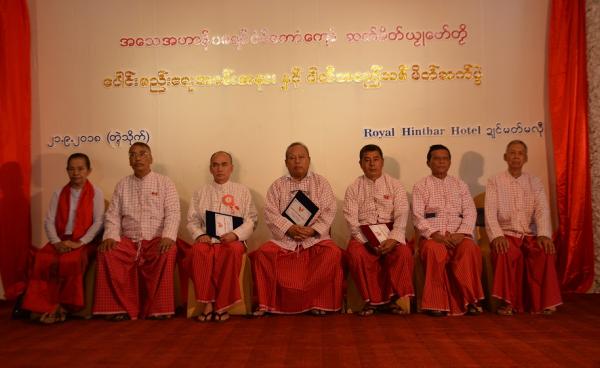 မွန်ပါတီပေါင်းစည်းရေးလက်မှတ်ရေးထိုးပွဲတွင် ပါတီခေါင်းဆောင်များနှင့် အသိသက်သေများအမှတ်တရပုံ(photo: MNA)