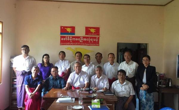 မွန်နှစ်ပါတီပေါင်းစည်းရေးဆွေးနွေးမှု အမှတ်တရဓါတ်ပုံ(photo/Facebook)